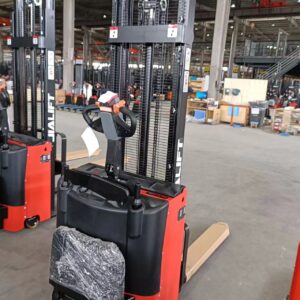 Xe nâng Stacker CL1532E có bệ đứng lái