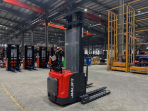 Xe nâng Stacker chân rộng 2 tấn CL2030GAY